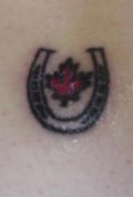 肩部简约加拿大马蹄铁与枫叶纹身