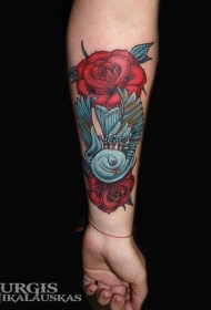 小臂old school蓝色鸟与玫瑰纹身图案