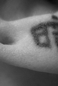 耳朵上的日本文字纹身图案