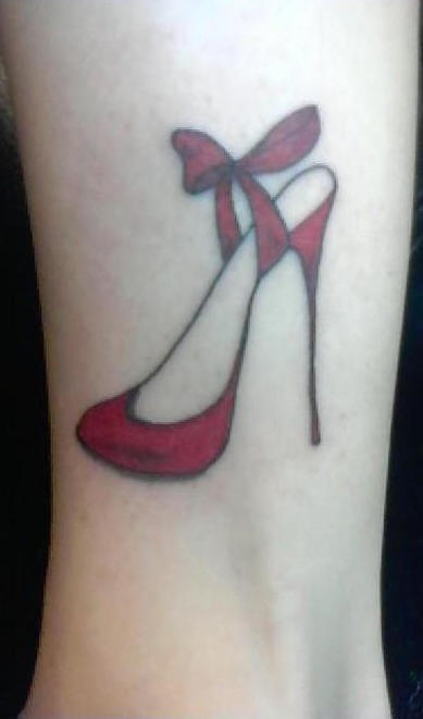 腿部彩色红女人高跟鞋纹身图案