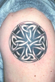 凯尔特结的十字架纹身图案