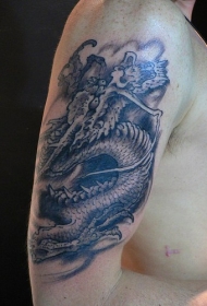 手臂黑色的亚洲龙纹身图案