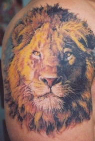 大臂令人敬畏的狮子头彩绘纹身图案