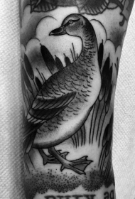 雕刻风格黑色鸭子植物纹身图案