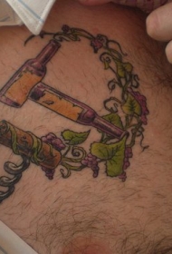 胸部葡萄藤蔓和酒瓶纹身图案