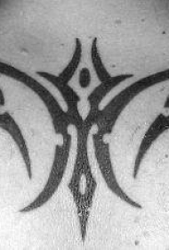 背部部简单的部落符号纹身图案