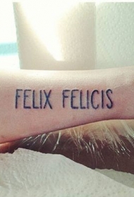 小臂简单的黑色英文字母纹身图案