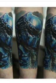 男性手臂彩色捕食纹身图案