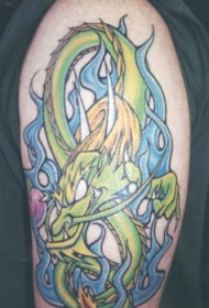 绿色龙和蓝色火焰纹身图案