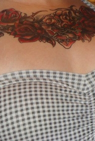 胸部扭曲玫瑰和心脏纹身图案