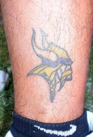 腿部彩色小海盗头纹身图案