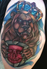 new school彩色狮子王与盾牌纹身图案