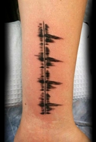 简单的黑色音乐声波手臂纹身图案