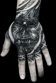 恐怖风格黑色怪物脸手背纹身图案