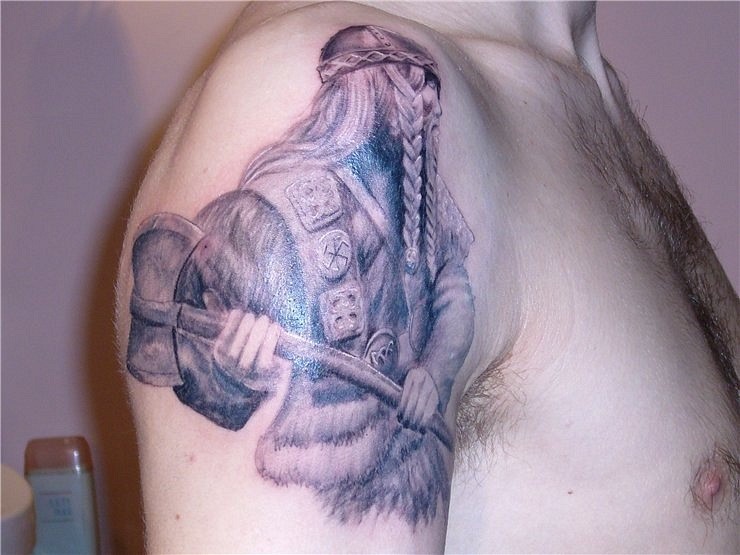 黑白海盗斧头肩部纹身图案