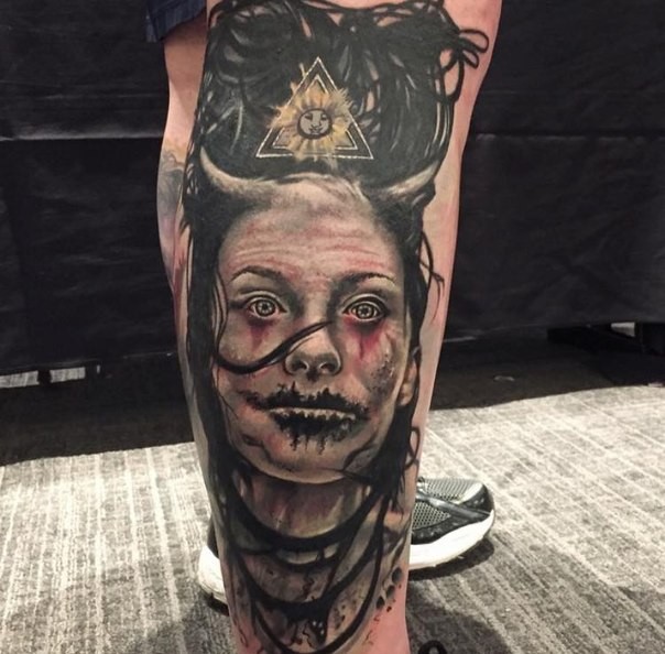 小腿彩色恐怖风格魔女与号角和徽章纹身图案