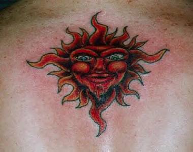 肩部彩色红色人性化阳光纹身图片