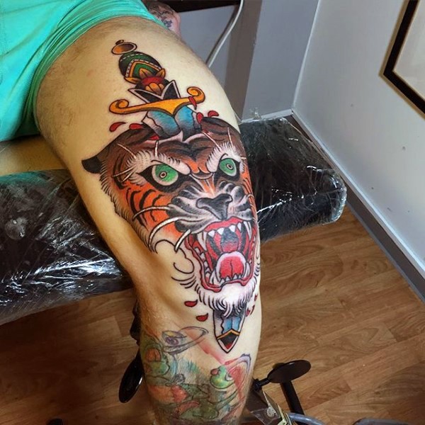 腿部老流派彩色虎头与剑纹身图案