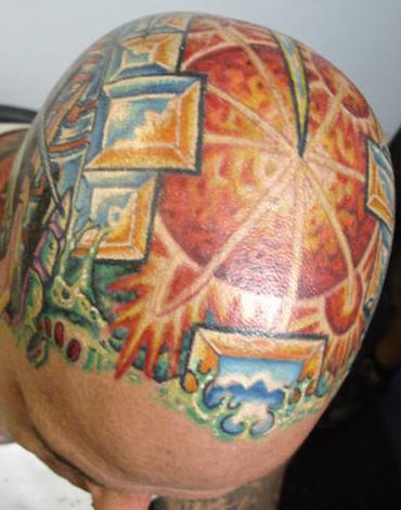 男性头部彩色个性纹身图案