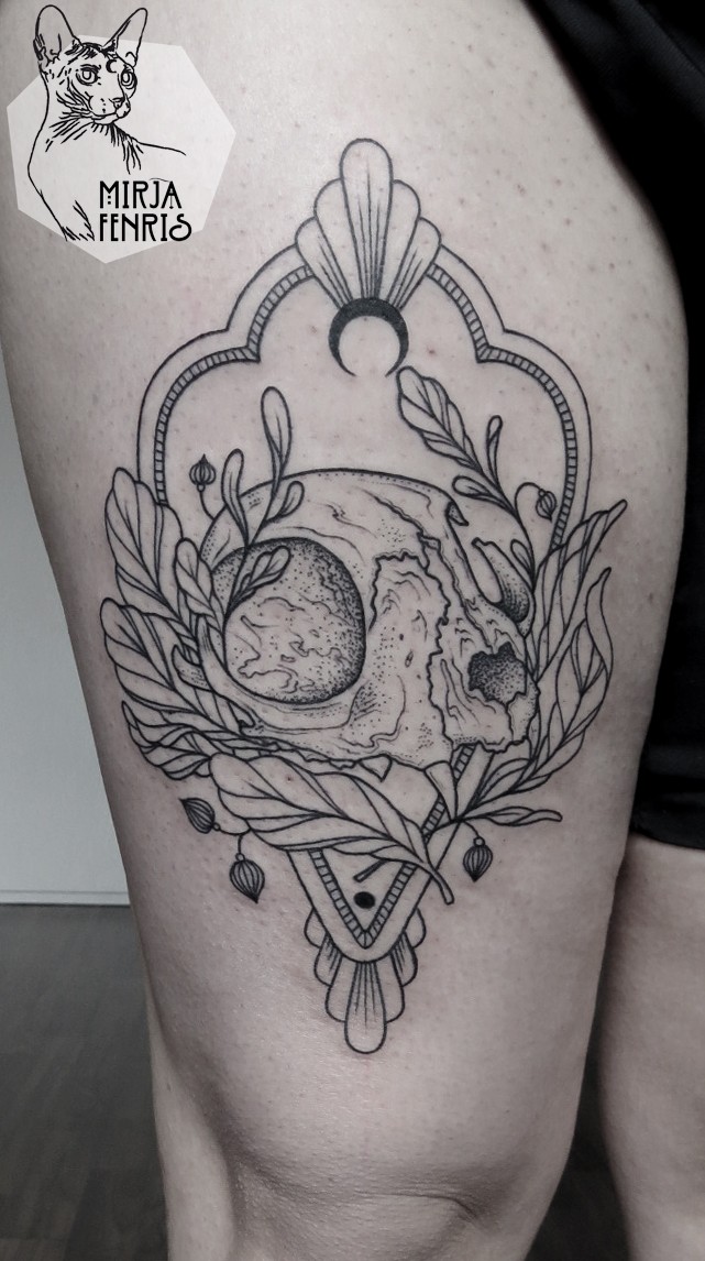 大腿插画风格黑色植物与头骨纹身图案