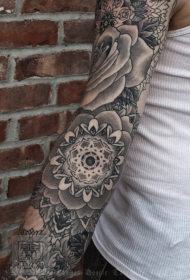 有趣的黑灰花卉手臂纹身图案