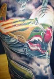 全新风格的彩色肩部战斗机纹身
