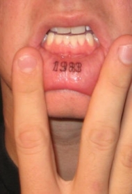 嘴唇内黑色数字纹身图案