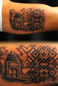 手臂惊人的欧美门与装饰纹身图案