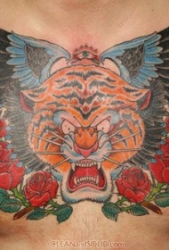 胸部有翅膀的老虎和玫瑰纹身图案