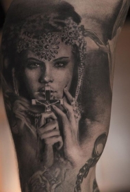黑灰逼真的女性肖像拿着十字架纹身图案