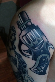 肩部老学校滑稽女士手枪纹身图案
