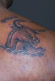 肩部牛头和云朵纹身图案