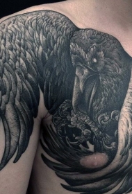 胸部和肩膀黑色大乌鸦纹身图案