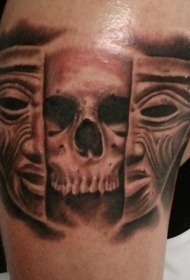 肩部棕色人类头骨与面具纹身