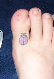 脚背简单的彩色小瓢虫纹身图案