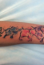 手臂生动的彩色大象家庭纹身图案