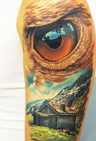 手臂彩色山房子与鹰眼纹身图案
