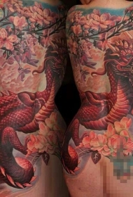 背部日本风格的彩色龙与花朵纹身图案