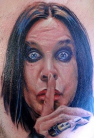 腿部彩色著名歌手肖像纹身图案