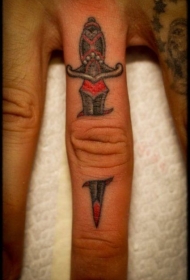 手指上的刺破皮肤匕首纹身图案