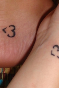 手部简约现代的情侣爱心纹身图案