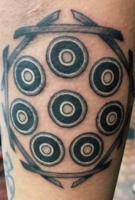简单的黑色左轮手枪头手背纹身图案