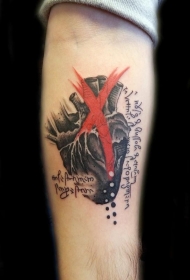 手臂原彩色人体心脏纹身图案