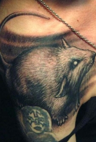 肩部逼真的灰色墨水啮齿动物纹身图案