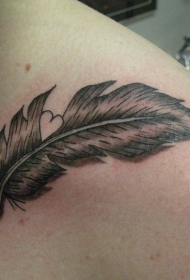 肩部黑灰羽毛和心形纹身图案