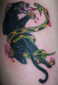 肩部彩色老豹斗蛇纹身图案