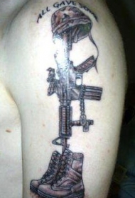 肩部黑棕色机枪鞋子纹身图案