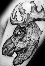 手臂雕刻风格黑色的麋鹿头纹身图案