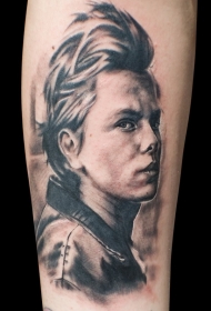 手臂电影男性人物的写实肖像纹身图案