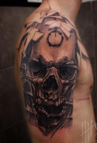 肩部黑灰的人类头骨与饰品纹身图案
